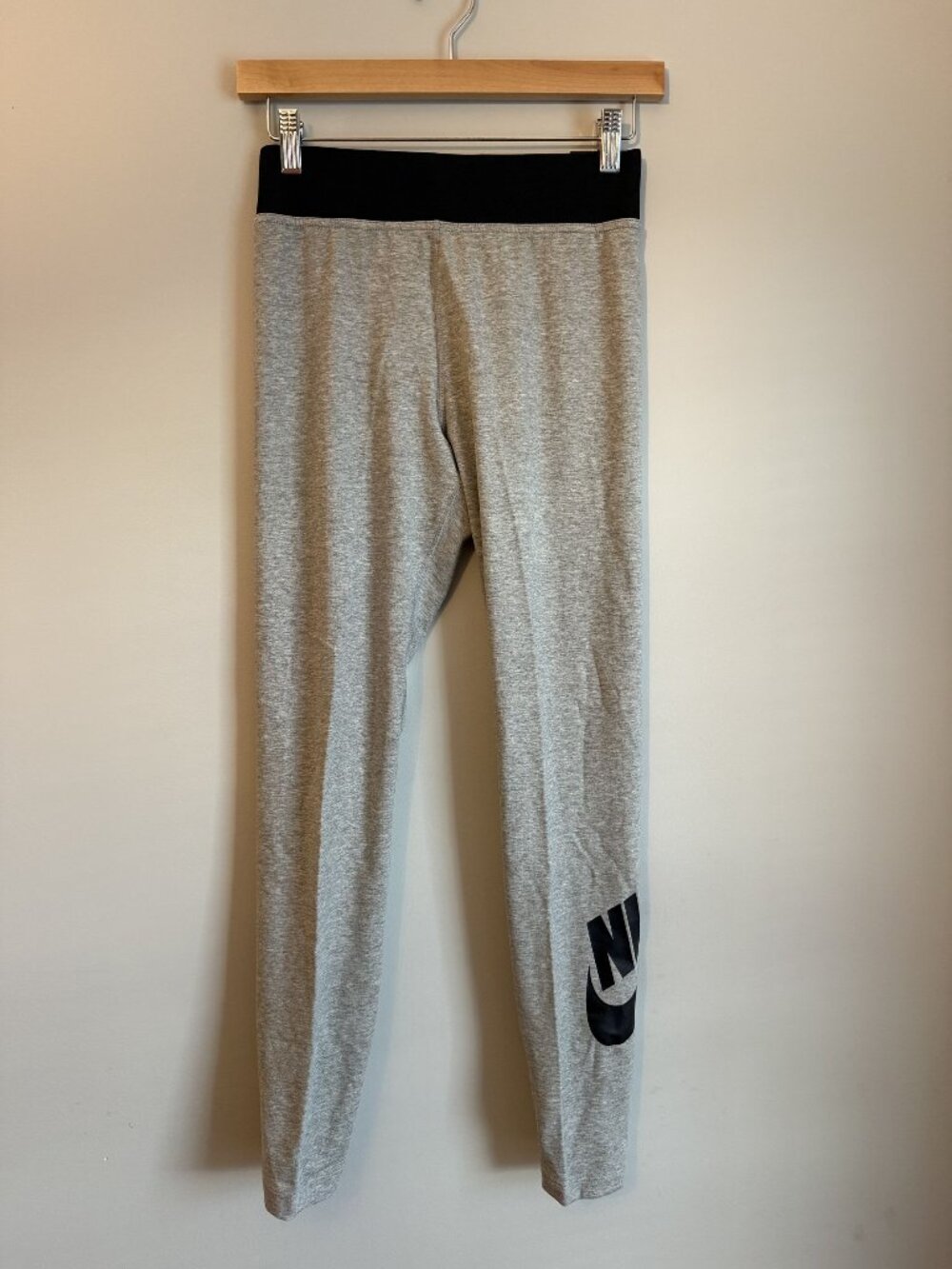 NWT Nike Tight Fit Womens Grey Leggings Logo Size S [jb]